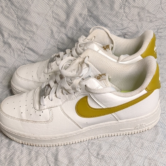 Nike Air Force 1 '07 SE "Next Nature" in the Summit White/Bronzine colorway. - Picture 5 of 16